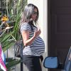 Zoe Saldana, enceinte de jumeaux, va visiter des maisons en compagnie d'un ami à Beverly Hills, le 21 octobre 2014.