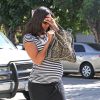 Zoe Saldana, enceinte de jumeaux, va visiter des maisons en compagnie d'un ami à Beverly Hills, le 21 octobre 2014.