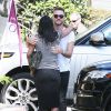 Zoe Saldana, enceinte de jumeaux, va visiter des maisons en compagnie d'un ami à Beverly Hills, le 21 octobre 2014.