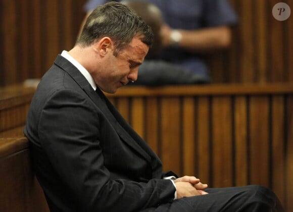 Oscar Pistorius en pleurs sur le banc des accusés au tribunal de Pretoria, le 11 septembre 2014