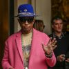Pharrell Williams sort de son hôtel, le George V, et passe du temps avec ses fans avant de se rendre dans les studios de la radio NRJ à Paris, le 15 octobre 2014.