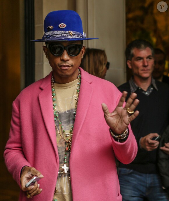 Pharrell Williams sort de son hôtel, le George V, et passe du temps avec ses fans avant de se rendre dans les studios de la radio NRJ à Paris, le 15 octobre 2014.