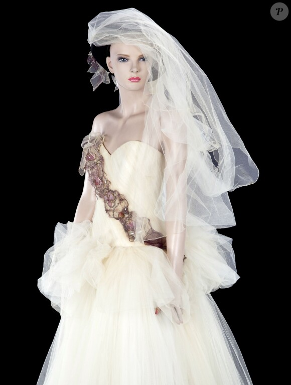 La robe de mariée que portait Madonna quand elle a épousé Sean Penn en 1985 sera vendue aux enchères par Julien's Auctions lors de la vente Icons and Idols: Rock'n'Roll les 7 et 8 novembre 2014. 