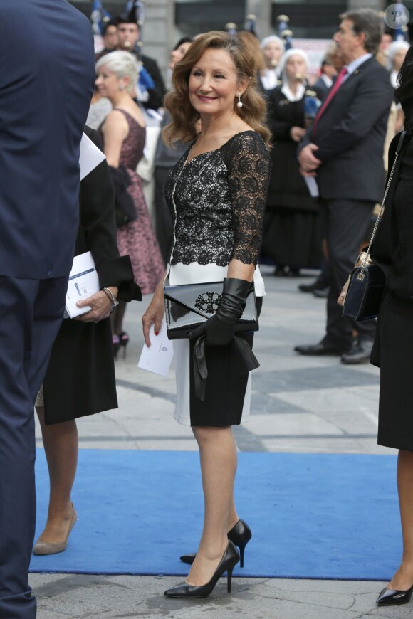 Paloma Rocasolano, la mère de la reine Letizia d'Espagne, arrive (habillée en Felipe Varela) pour la cérémonie de remise des prix Prince des Asturies au Théâtre Campoamor à Oviedo, le 24 octobre 2014.