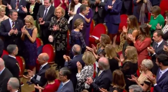Letizia d'Espagne étreint brièvement et discrètement le bras de sa mère avant de quitter l'auditorium du Théâtre Campoamor, le 24 octobre 2014 à Oviedo, au terme de la cérémonie de remise des Prix Prince des Asturies.