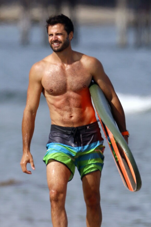 Exclusif - David Charvet donne des cours de surf à sa fille Heaven à Malibu, le 12 juillet 2014. 