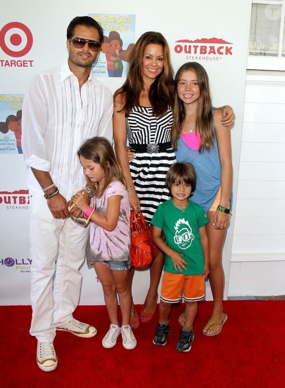 David Charvet et sa femme Brooke Burke en famille à Culver City, le 12 août 2012. 