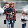 Coleen Rooney avec son petit garçon Klay en pleurs, devant son grand-frère Kai, impassible, le 27 septembre 2014 avant de rentrer au Théâtre des Rêves, le stade de Manchester United