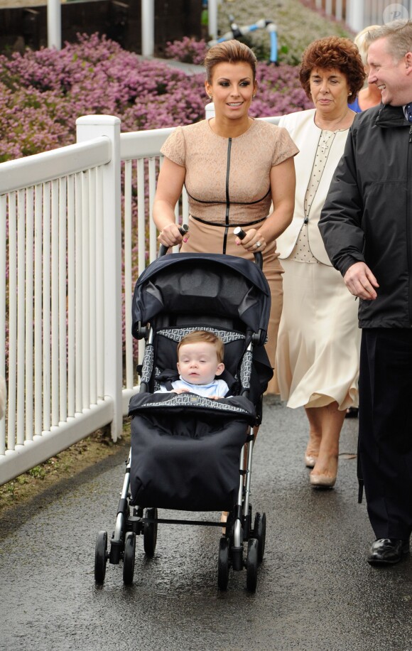 Coleen Rooney et son fils Klay à Liverpool, le 5 avril 2014