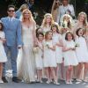 Lottie Moss (à gauche de Kate Moss, en arrière plan) lors du mariage de Kate Moss et Jamie Hince en juillet 2011.