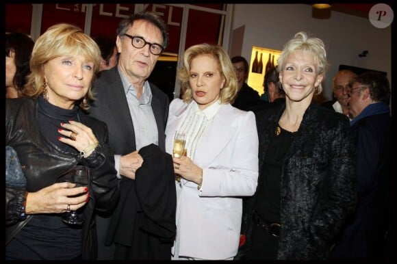 Danièle Thompson, Bertrand de Labbey (entre autres l'agent de Carla Bruni et Julien Clerc), Sylvie Vartan et Tonie Marchall à Paris, le 23 novembre 2011.