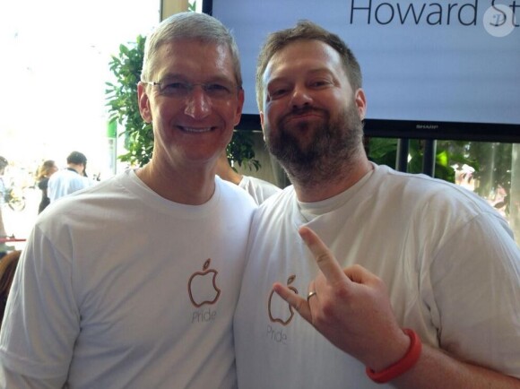 Tim Cook, avec un employé d'Apple, a participé à la gay pride de San Francisco le 29 juin 2014.