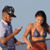 Neymar et sa compagne Bruna Marquezine, duo amoureux en vacances à Ibiza, le 25 juillet 2014