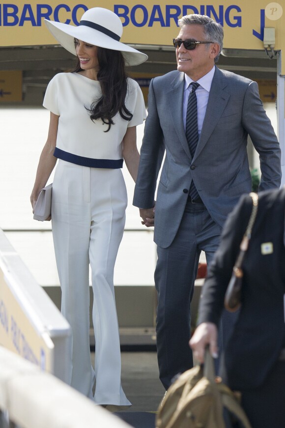 Les jeunes mariés George Clooney et sa femme Amal Alamuddin quittent Venise, le 29 septembre 2014 après leur mariage.