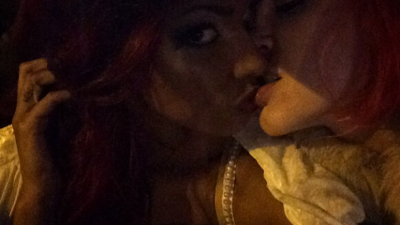 Shy'm : Sexy en petite sirène zombie, elle affole avec un nouveau baiser lesbien