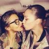 Shy'm et Inès Rau sur le point d'échanger un baiser à Paris le 27 février 2014.