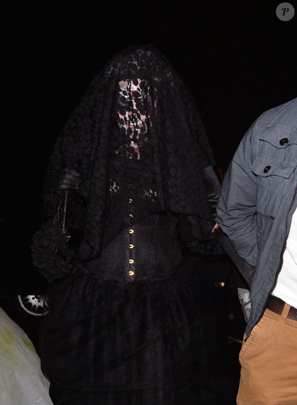 La chanteuse Adele et son compagnon Simon se rendent à une soirée Halloween organisée par Jonathan Ross à Londres, le 31 octobre 2014.