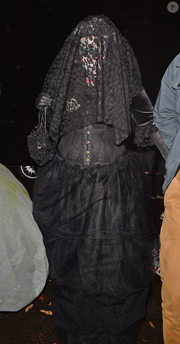 La chanteuse Adele et son compagnon Simon se rendent à une soirée Halloween organisée par Jonathan Ross à Londres, le 31 octobre 2014.