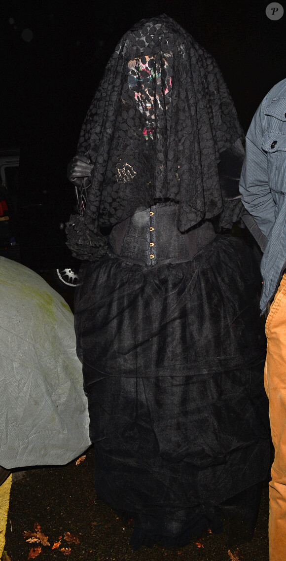 La chanteuse Adele et son compagnon Simon se rendent à une soirée Halloween organisée par Jonathan Ross à Londres, le 31 octobre 2014.