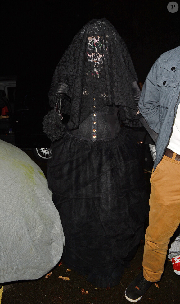 La chanteuse Adele et son compagnon Simon se rendent à une soirée Halloween organisée par Jonathan Ross à Londres, le 31 octobre 2014.