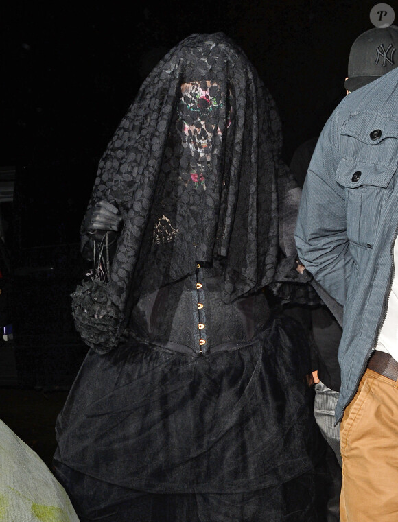 La chanteuse Adele et son compagnon Simon se rendent à une soirée Halloween organisée par Jonathan Ross à Londres, le 31 octobre 2014.