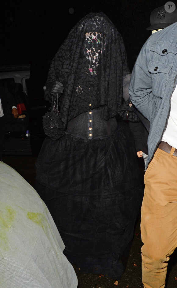 La chanteuse Adele et son compagnon Simon se rendent à une soirée Halloween organisée par Jonathan Ross à Londres, le 31 octobre 2014.