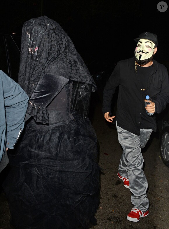 La chanteuse Adele et son compagnon Simon se rendent à une soirée Halloween organisée par Jonathan Ross à Londres, le 31 octobre 2014.