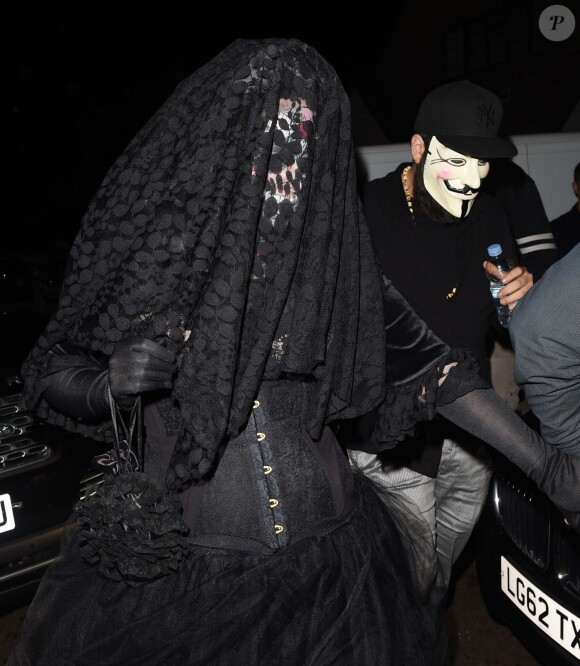 Adele et son compagnon Simon se rendent à une soirée Halloween organisée par Jonathan Ross à Londres, le 31 octobre 2014.