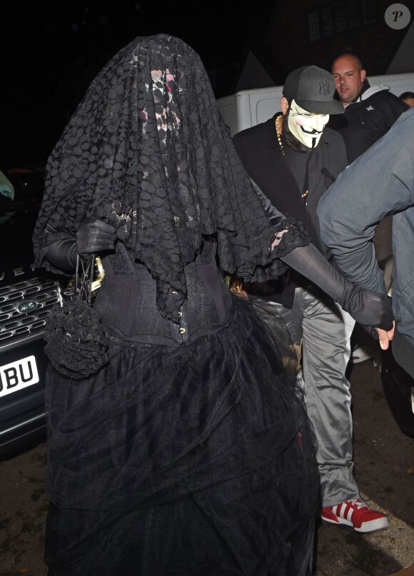 Adele et son compagnon Simon se rendent à une soirée Halloween organisée par Jonathan Ross à Londres, le 31 octobre 2014.