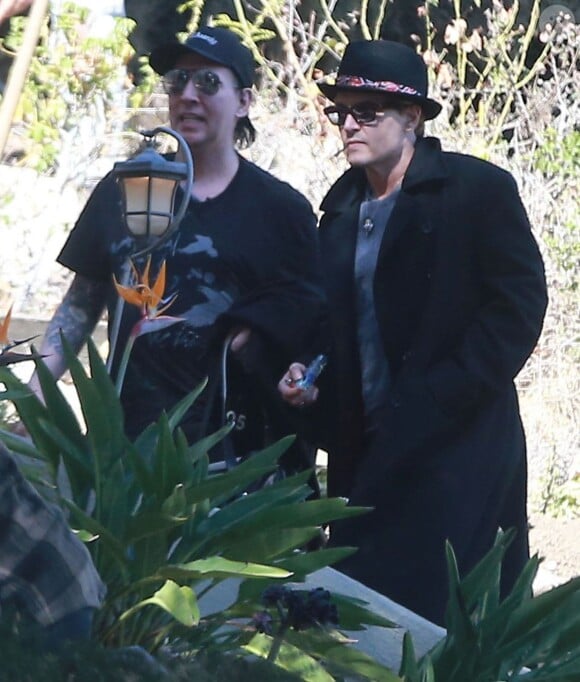 Exclusif - Johnny Depp et son ami Marilyn Manson passent la journée ensemble à Los Angeles, le 3 février 2014. Johnny Depp a à la main une pipe à marijuana.
