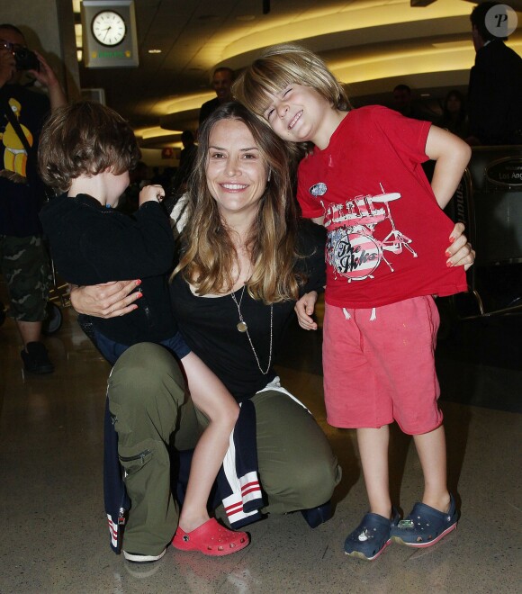 Brooke Mueller à l'aéroport LAX de Los Angeles, le 18 août 2014 avec ses enfants Bob et Max