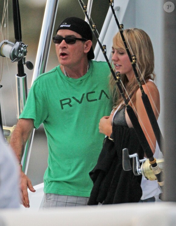 Charlie Sheen et sa nouvelle petite amie, Brett Rossi, une star du porno, en vacances au Mexique, le 29 novembre 2013. 