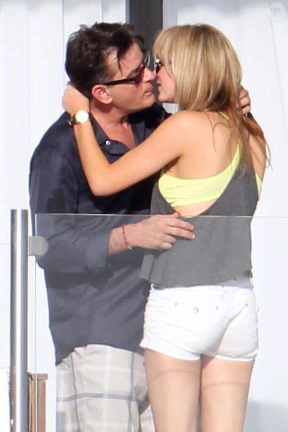 Exclusif - Charlie Sheen et sa nouvelle petite amie, Brett Rossi, une star du porno, en vacances au Mexique, le 28 novembre 2013. 