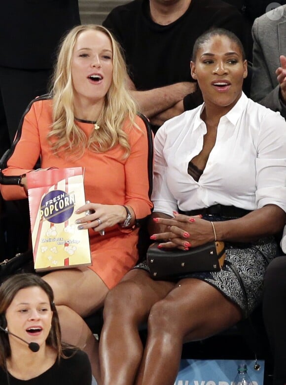 Caroline Wozniacki et Serena Williams lors du match entre les Knicks de New York et les Wizards de Washington au Madison Square Garden de New York, le 4 novembre 2014