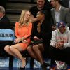 Caroline Wozniacki et Serena Williams lors du match entre les Knicks de New York et les Wizards de Washington au Madison Square Garden de New York, le 4 novembre 2014