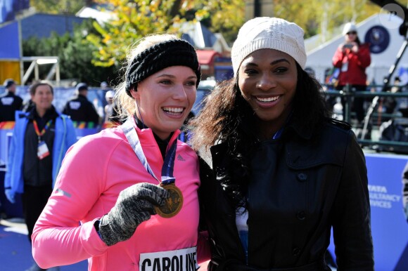 Caroline Wozniacki, félicité par son amie Serena Williams lors du marathon de New York, le 2 novembre 2014 à New York