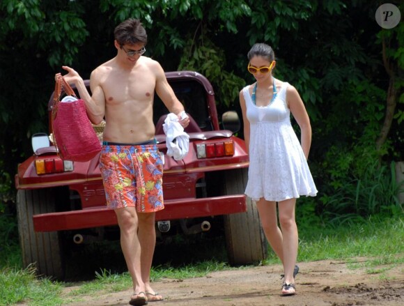 Kaka et sa femme Caroline Celico Noronha en vacances vont à la plage de Fernando de Noronha, au Brésil le 30 mai 2012