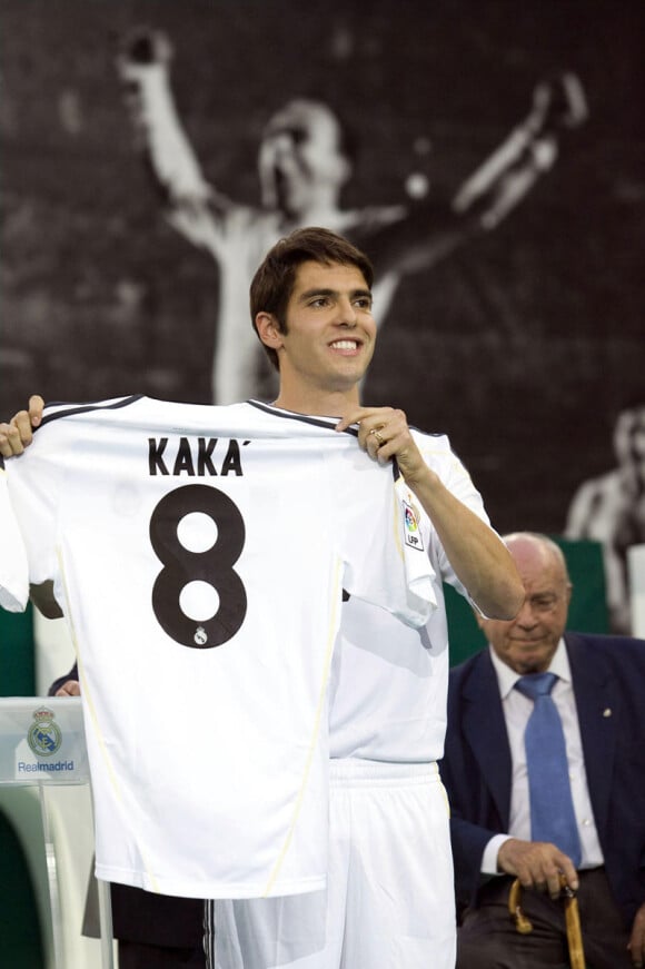 Le joueur de foot brésilien Kaka lors de sa présentation dans le stade de Santiago Bernabeu à Madrid le 30 juin 2009 pour son transfert dans l'équipe du Real Madrid