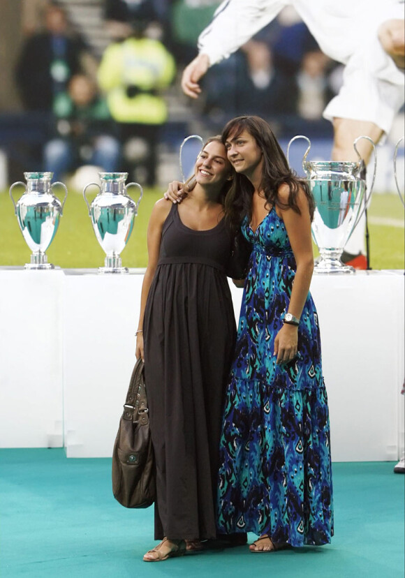 Caroline Celico (à gauche), la femme de Kaka, lors de la présentation de son mari dans le stade de Santiago Bernabeu à Madrid le 30 juin 2009 pour son transfert dans l'équipe du Real Madrid