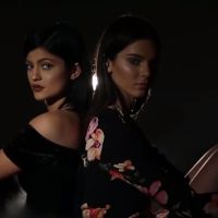 Kendall et Kylie Jenner : Tops sombres pour une campagne mode
