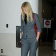  Gwyneth Paltrow arrive &agrave; l'a&eacute;roport LAX &agrave; Los Angeles, habill&eacute;e d'un tailleur gris, de chaussures noires et d'un sac rouge Valentino. Le 5 novembre 2014. 
