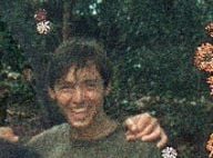 Hugh Jackman à 17 ans... Maigre et jambes fines, loin de la star musclée