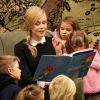 Nicole Kidman fait la lecture à des enfants dans le cadre de la promo du film Paddington à Brentwood, le 6 novembre 2014.