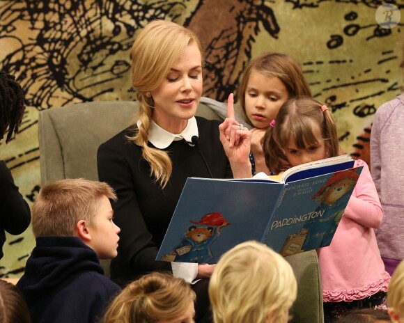 Nicole Kidman fait la lecture à des enfants dans le cadre de la promo du film Paddington à Brentwood, le 6 novembre 2014.