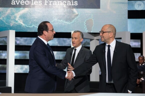 François Hollande avec Gilles Bouleau et Thierry Demaiziere sur le plateau de l'émission En direct avec les Français sur TF1 à Aubervilliers, le 6 novembre 2014