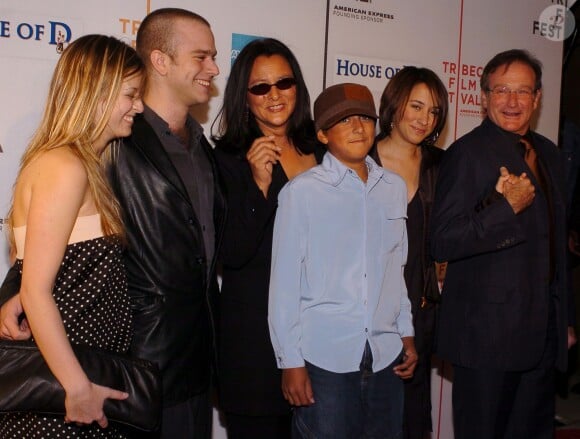 Robin Williams avec ses enfants Zelda, Cody et Zachary (accompagné de sa petite amie) et sa deuxième femme Marsha à New York pour le festival de Tribeca le 7 mai 2004