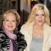 Tori Spelling et sa mère Candy Spelling, à Broadway pour la comédie musicale How to Succeed in Business without Really Trying, à New York, le 3 avril 2011.