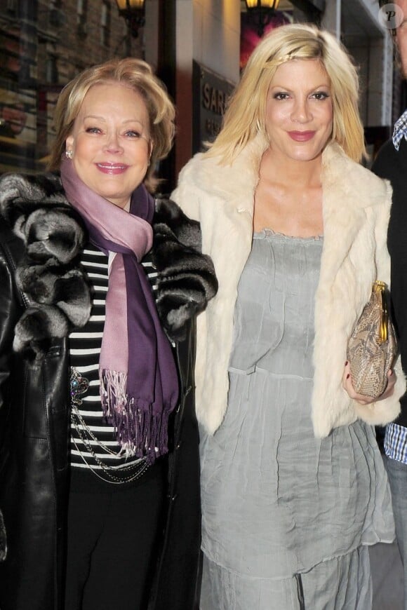 Tori Spelling et sa mère Candy Spelling, à Broadway pour la comédie musicale How to Succeed in Business without Really Trying, à New York, le 3 avril 2011.