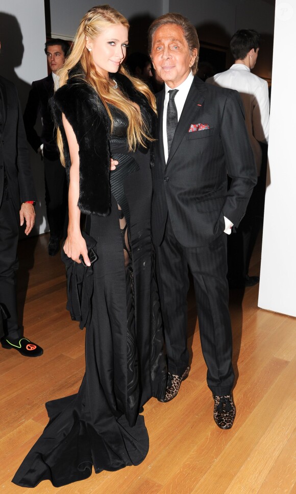 Paris Hilton et Valentino Garavani assistent au dîner de lancement du livre Valentino: At the Emperor's Table à la maison d'enchères Christie's. New York, le 8 novembre 2014.