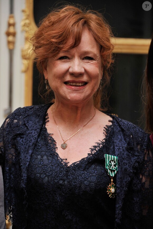 Eva Darlan après avoir reçu la médaille de chevalier de l'Ordre des Arts et Lettres par la ministre de la Culture, Aurelie Filippetti durant une cérémonie dans les salons du ministère de la Culture à Paris le 21 novembre 2012.